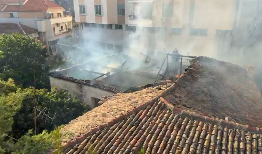 Përfshihet nga flakët një banesë në qendër të Durrësit  shkrumbohet totalisht nga brenda