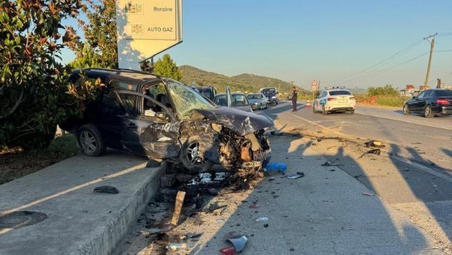 Aksident i rëndë në aksin Peqin-Elbasan, pesë të plagosur pas përplasjes së dy automjeteve