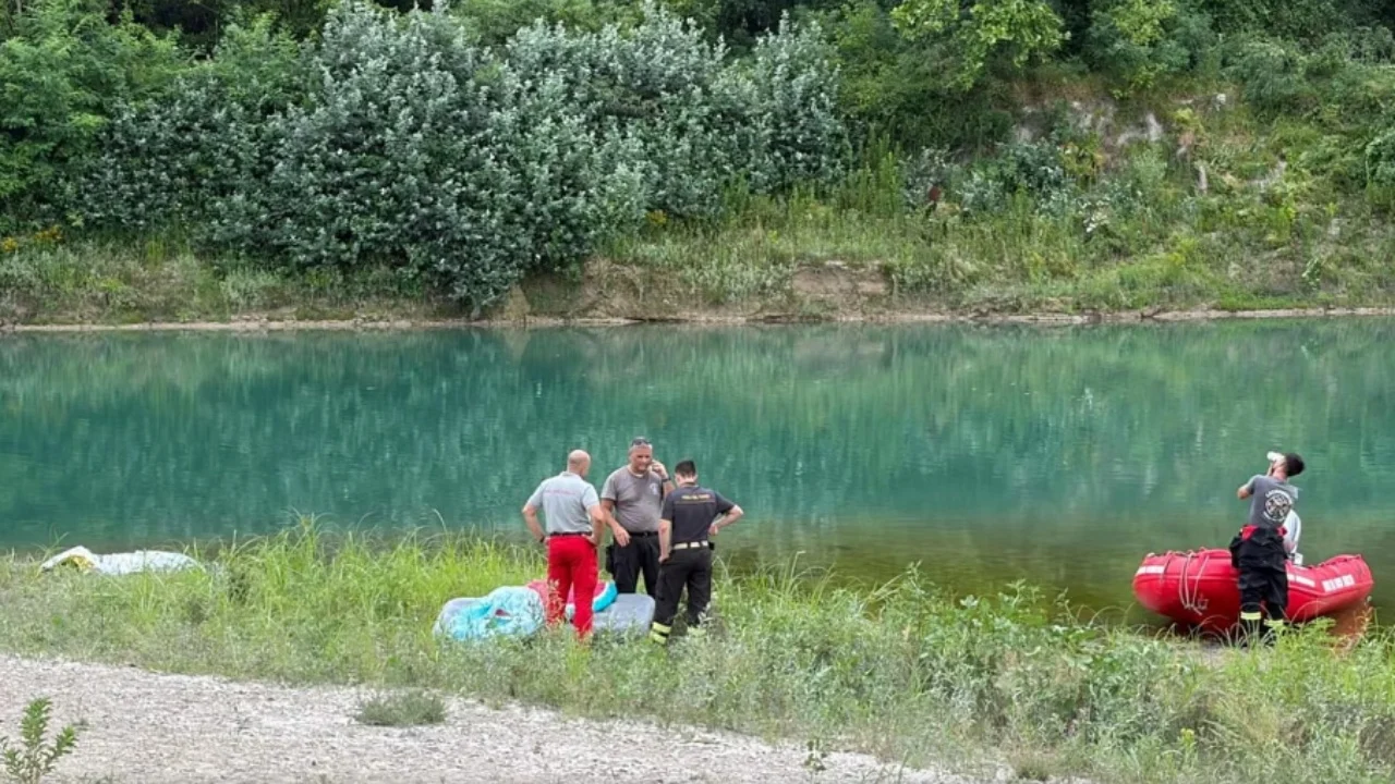 Tragjike në Itali/ U fut në lumë për të shpëtuar djalin e tij, 38-vjeçari merret nga rryma e ujit dhe humb jetën