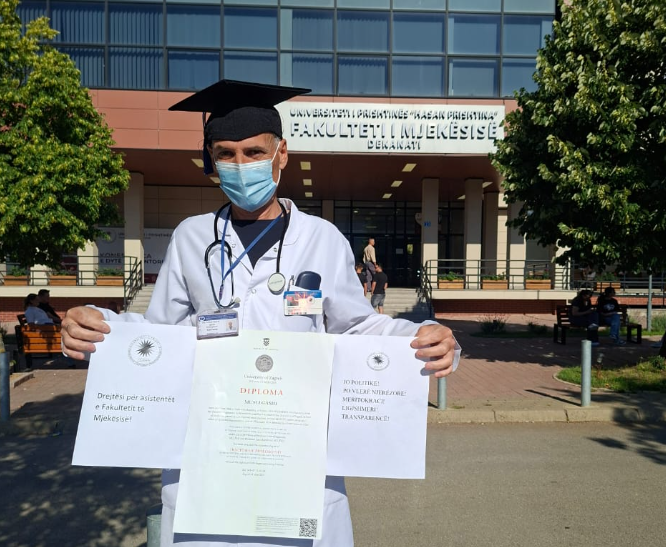 Protestë para Fakultetit të Mjekësisë, doktori akuzon për “padrejtësi”