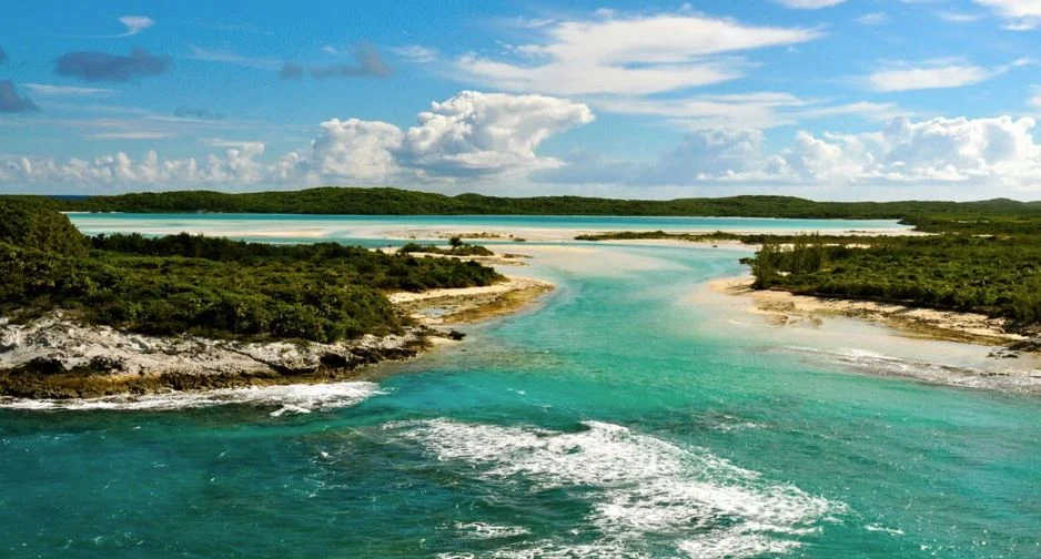 Festimet kthehen në tragjedi në Bahamas/ 10 të vdekur pas rrëzimit të avionit, mes tyre dyshohen edhe anëtarët e një grupi muzikor