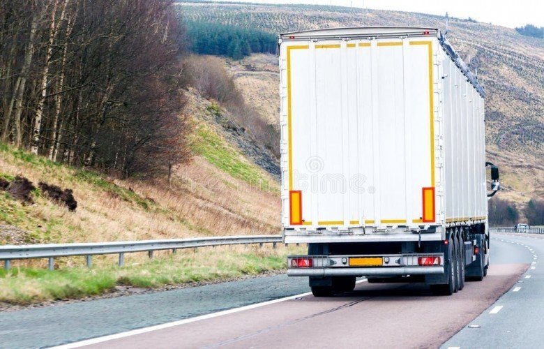 Nesër pa kufizime për kamionët mbi 20 tonë