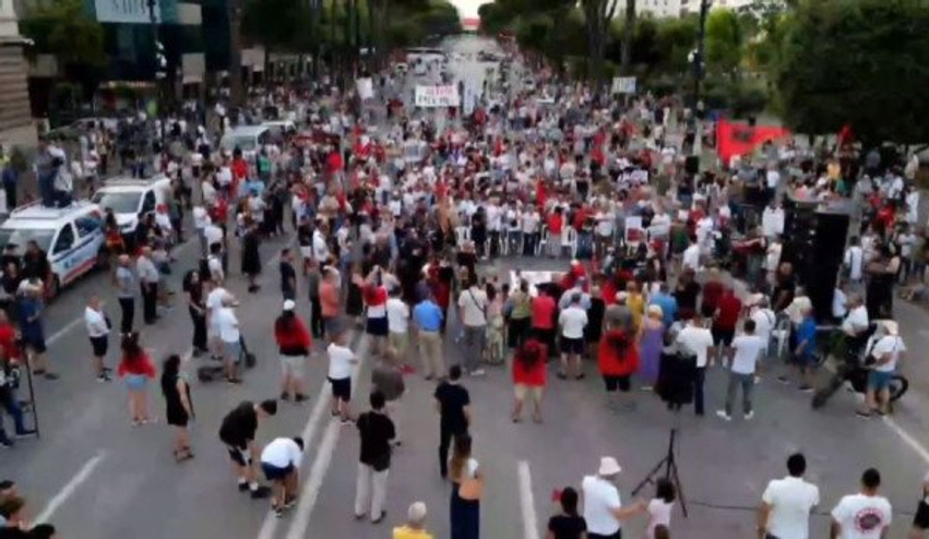 Protesta në Tiranë në ditën e 42 të  qytetarët marshojnë drejt Kryeministrisë