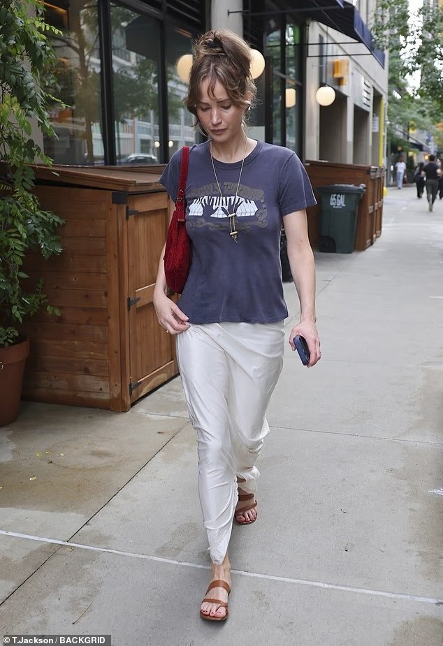 Jennifer Lawrence shfaqet me flokë kafe të errët gjatë një darke në New York