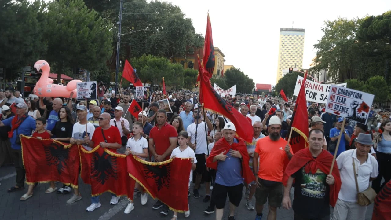“Nesër më shumë”/ Mbyllet protesta e 42-të kundër qeverisë, shqiptarët kërkojnë dorëheqjen e Ramës: Ju erdhi fundi