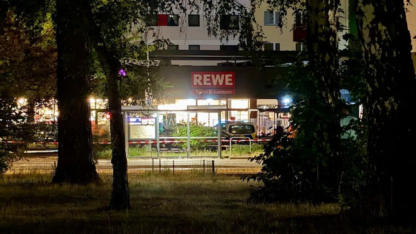 Momente dramatike në Berlin! Kërcënon se do e vrasë, një burrë merr peng një grua në një supermarket