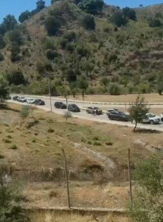 Pala greke punon vetëm me dy sportele/ Radhë kilometrike dhe vonesa në doganën e Qafë Botës