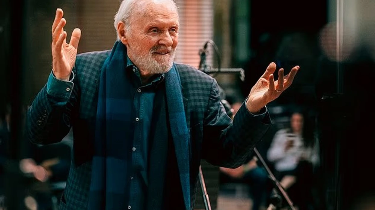 Aktori 88-vjeçar Anthony Hopkins, nis një kapitull të ri në karrierë pas dy çmimeve Oscar dhe 65 vjetësh në aktrim