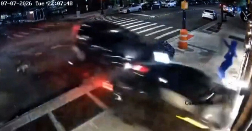 E frikshme  Dy makina përplasen me shpejtësi të lartë në një ndërtesë në New York  këmbësori shpëton mrekullisht