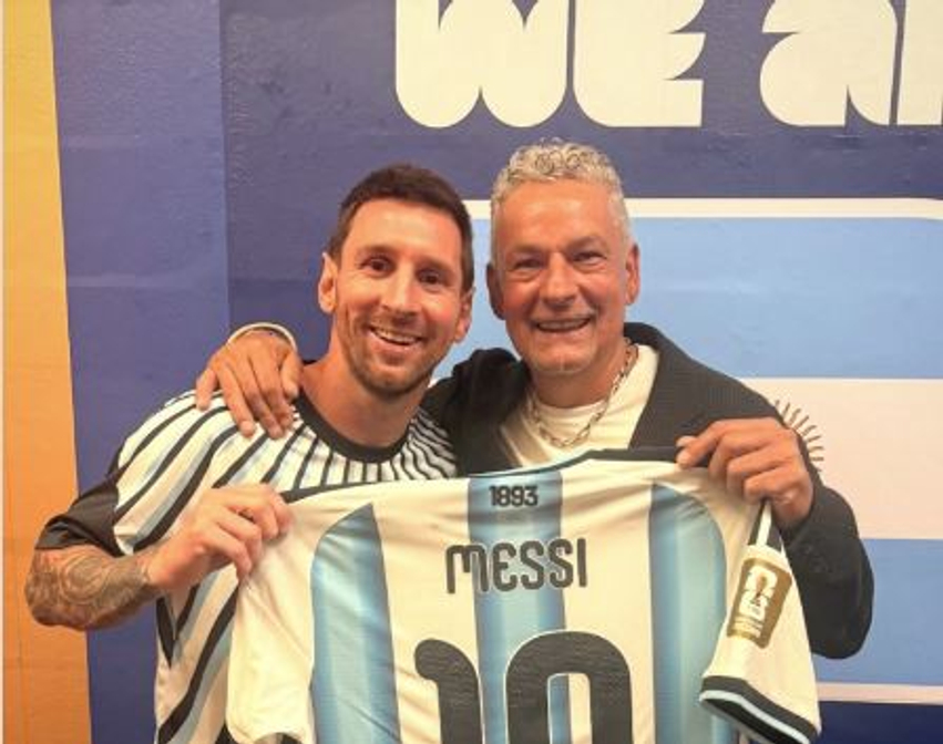 Messi i dhuron fanellën Roberto Baggios