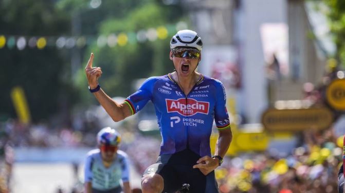 Van der Poel spektakolar, fiton në Ussel! Pogaçar mban fanellën e verdhë