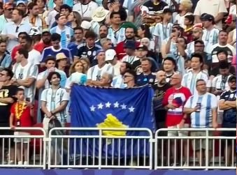 Shfaqet Flamuri i Kosovës në ndeshjen e Argjentinës! Ja kush shihet në fushë