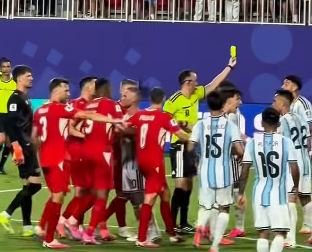 Granit Xhaka shtyhet me Lautaro Martinezin, Messi ndërhyn për të qetësuar