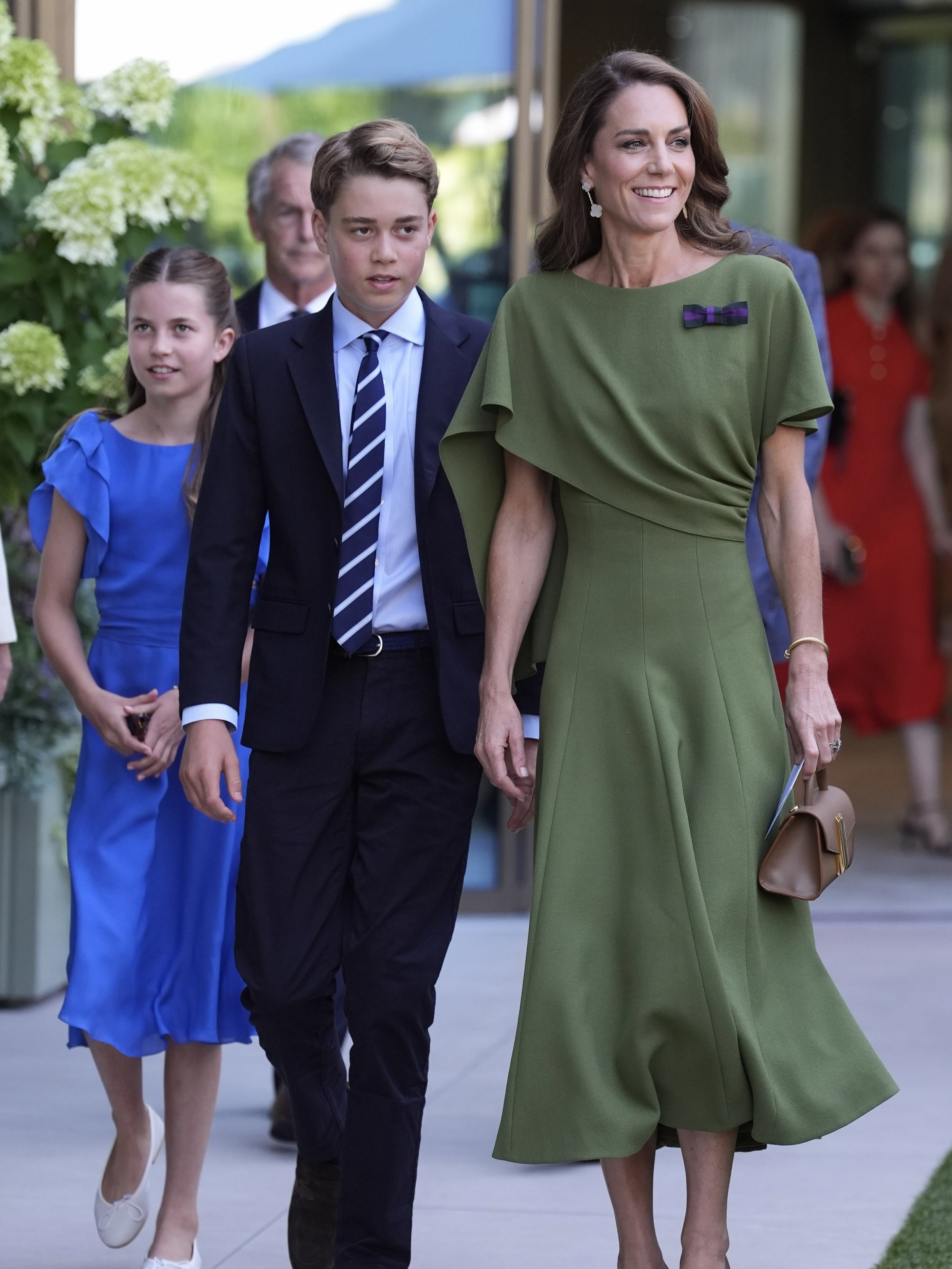 Princi William dhe Princesha Kate shfaqen me George dhe Charlotte në finalen e Wimbledonit, të gjithë sytë tek familja mbretërore