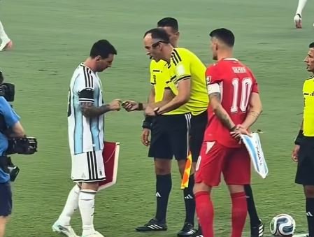 Granit Xhaka dhe Lionel Messi, një përshëndetje e veçantë