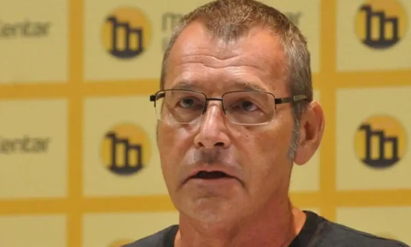Flet Vladimir Arsenijeviç, shkrimtari serb që u sulmua nga disa të rinj në Beograd vetëm pse përkujtoi Gjenocidin në Srebrenicë