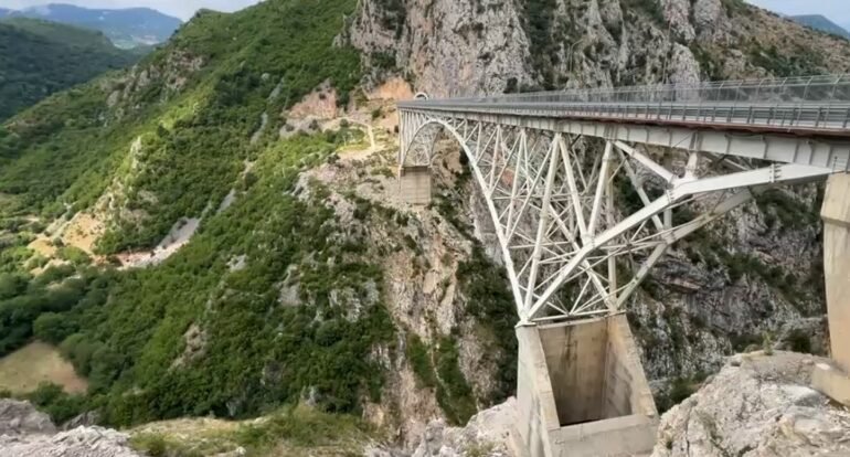 Po bënte stërvitje pranë Urës së Vashës, 33-vjeçari bie në lumë dhe mbytet