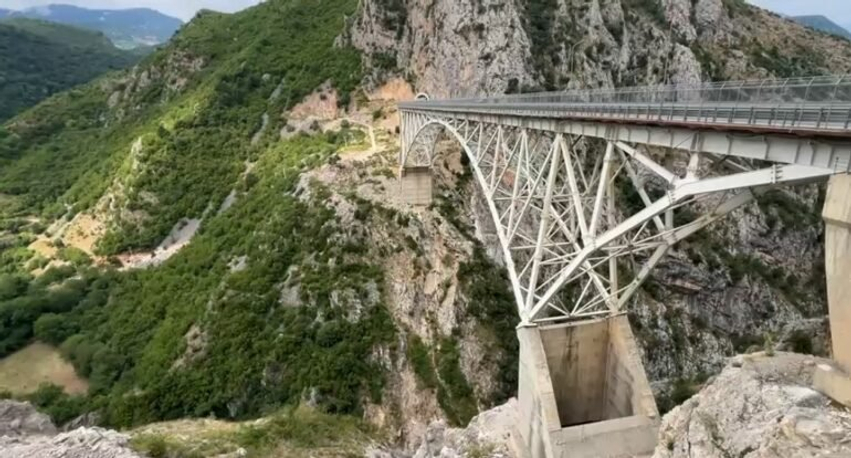 Po bënte stërvitje pranë Urës së Vashës  33 vjeçari bie në lumë dhe mbytet