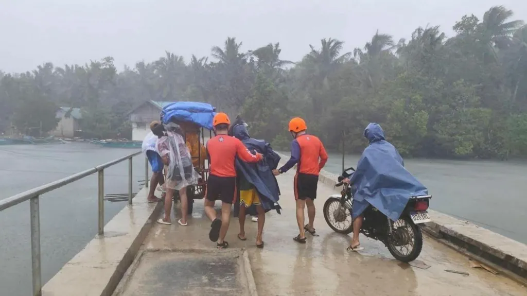 Tajfuni në Kinë, dy milionë të evakuuar, përmbytje dhe shkatërrime masive, stuhia vrau edhe 17 persona në Filipine