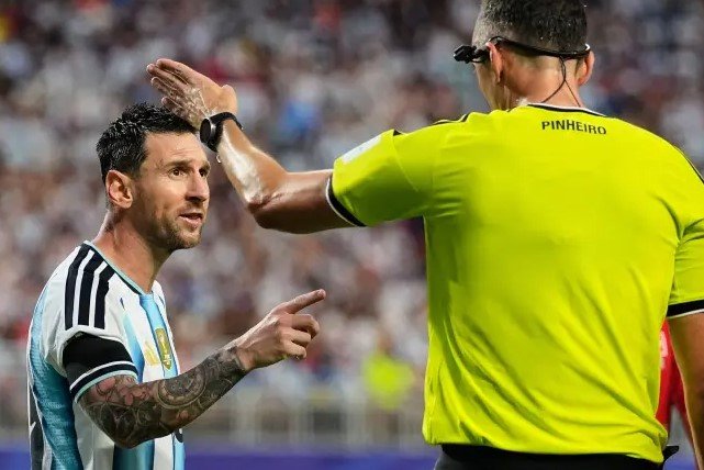 Messi i ashpër me gjyqtarin: Fol siç duhet… 