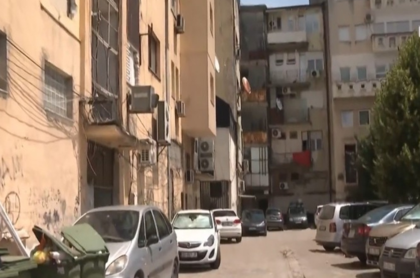 Ndërtesat e vjetra në Pejë presin investime pas dekadash pa ndërhyrje