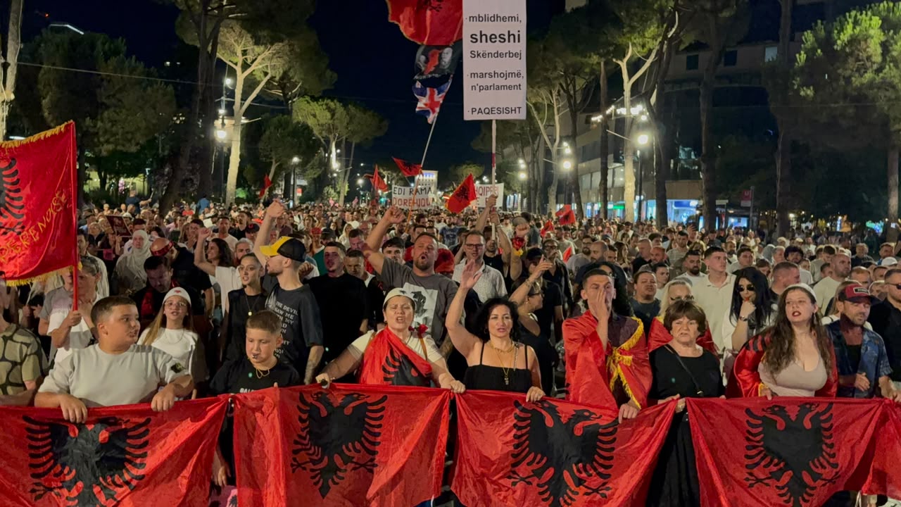 “Turp për 4 mln eurot!”/ Përfundon dita e 43-të e protestës, qytetarët përballë Ramës – hapi i radhës në SPAK