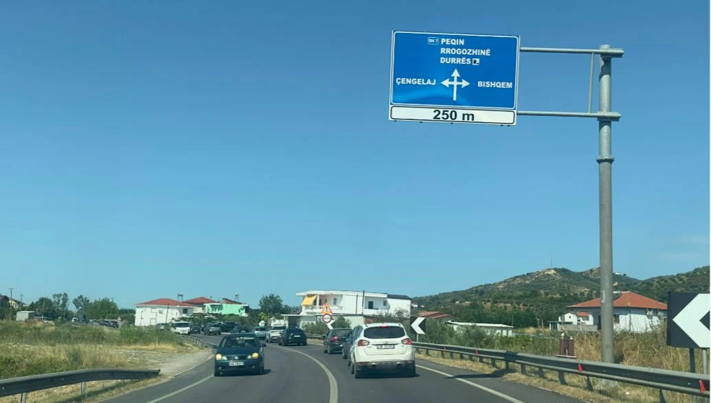 Tjetër aksident në aksin Peqin-Rrogozhinë, një drejtues mjeti përfundon në spital