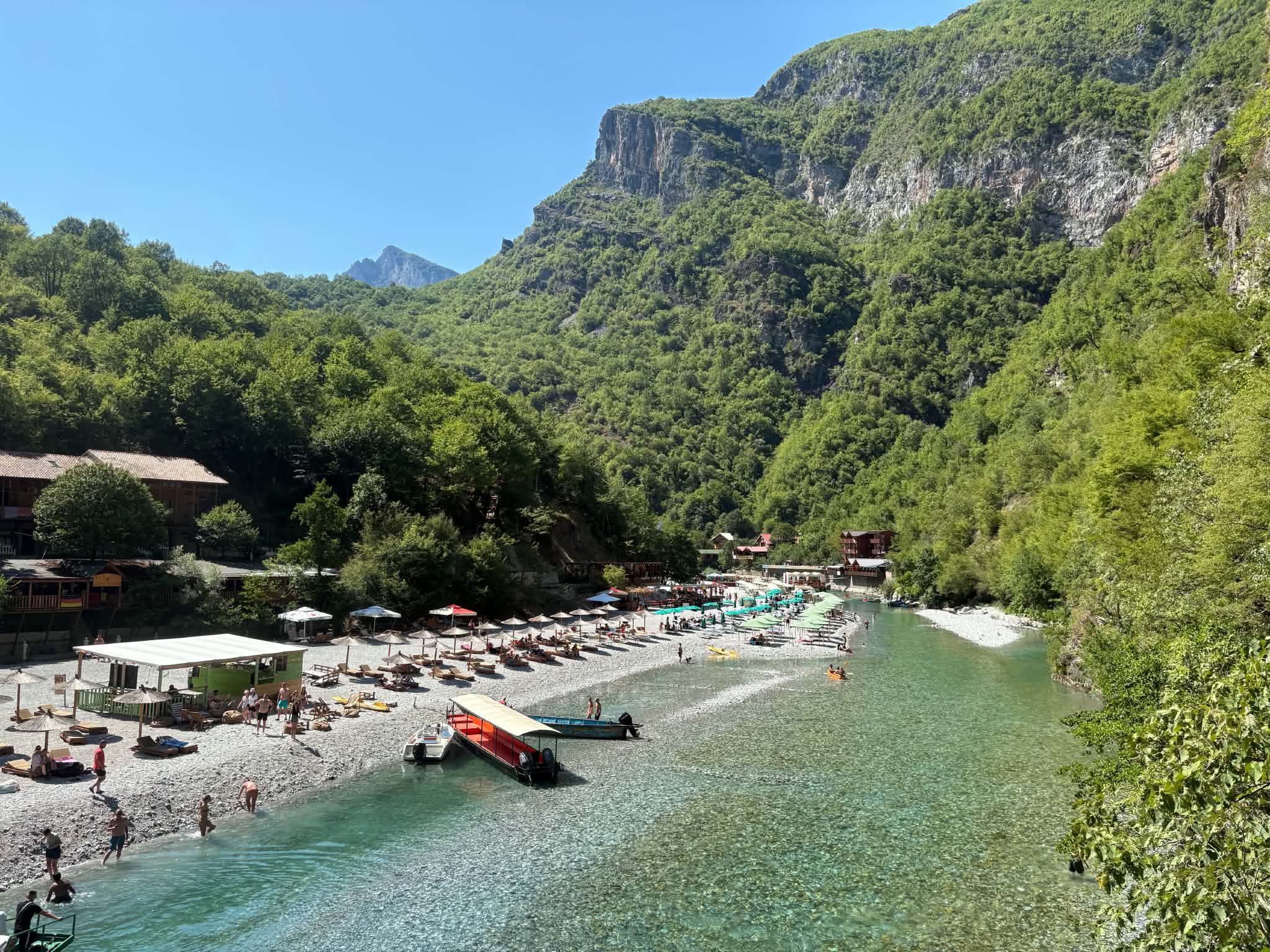 Lumi i Shal&euml;s &euml;sht&euml; nj&euml; nga destinacionet m&euml; t&euml; bukura natyrore n&euml; Shqip&euml;ri, i njohur p&euml;r ujin e tij...
