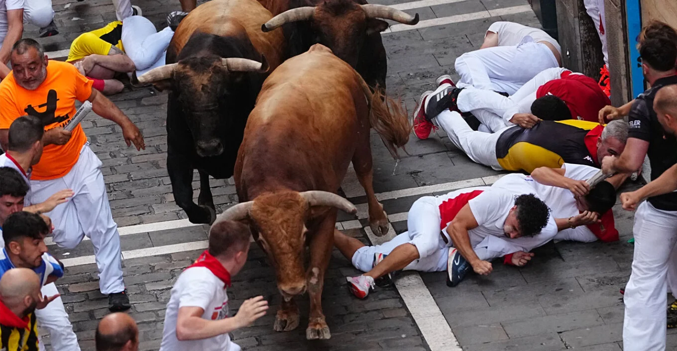 Vrapimi me dema në San Fermin të Spanjës/ 12 të plagosur, një në gjendje të rëndë
