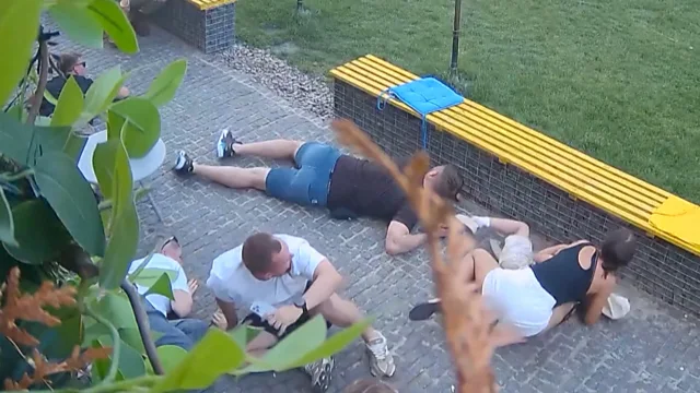 Sulmi rus pranë një kafeneje në Ukrainë, njerëzit kërkojnë strehim mes shpërthimeve