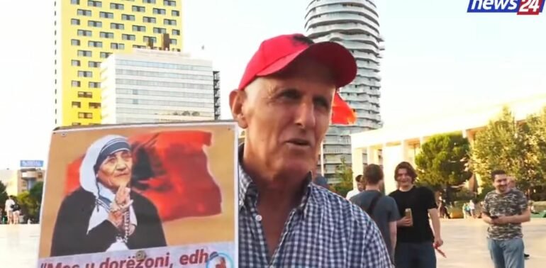  “Neve nuk na dalin 130 mijë lekë pension, Ramës, Berishës e Metës s’u mungon gjë”, i moshuari në protestë: Rinia çarmatosi kastën e vjetër, s’largohemi pa ikur Rama!