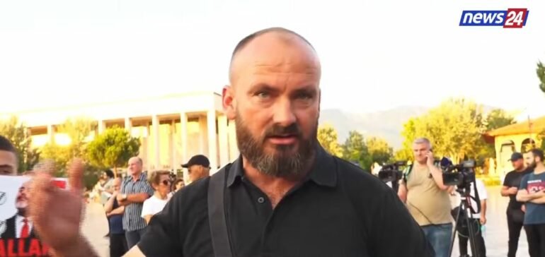 “Kam dalë për fëmijët e mi, dua t’i rris në Shqipëri e jo rrugëve të botës”, protestuesi i revoltuar: Korrupsioni po na varros përditë, partitë lanë çdo gjë rrëmujë!
