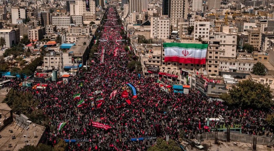 Ngjalli spekulime në funeralin e Ali Khameneit, zbulohet identiteti i burrit me maskë