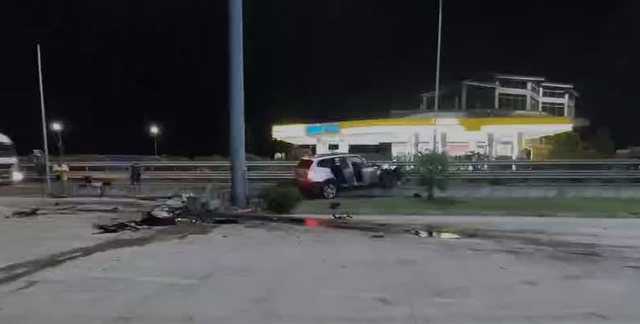 Humb kontrollin e makinës në autostradën Laç-Mamurras, përplas disa automjete të parkuara dhe dëmton një pikë karburanti