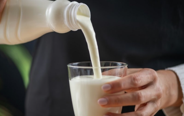 A duhet të pini kefir çdo ditë? Nutricionisti shpjegon përfitimet dhe sasinë e rekomanduar