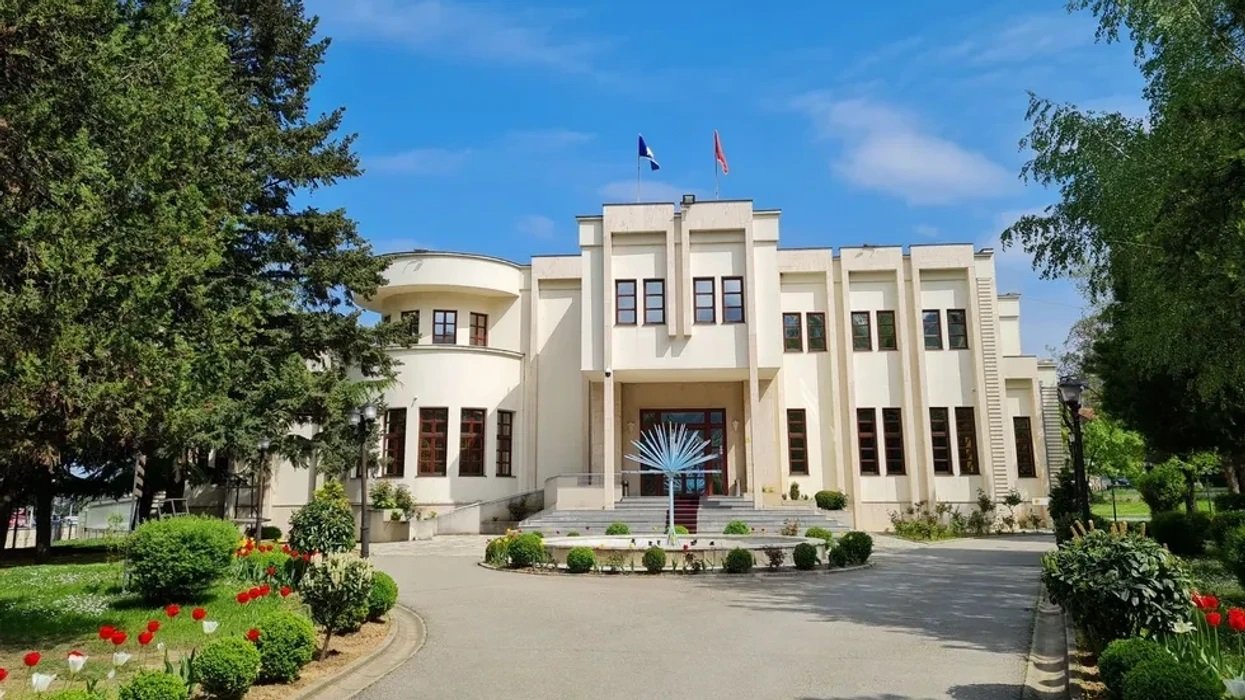 D+ kërkon anulimin e tenderit 327 mijë euro të Komunës së Prizrenit për angazhimin e 14 konsulentëve