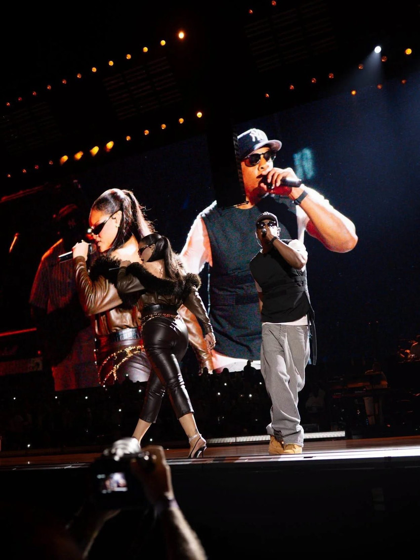 Rihanna rikthehet në skenë si surprizë në koncertin e Jay-Z 2 Image