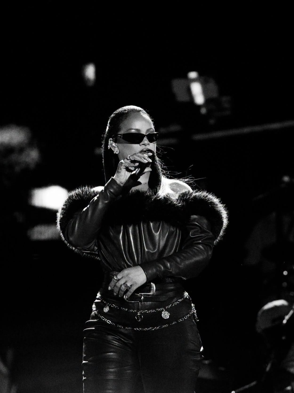 Rihanna rikthehet në skenë si surprizë në koncertin e Jay-Z