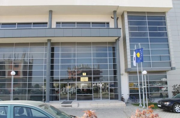 Tentoi të grabisë një argjendari në Gjilan, ndalohet i dyshuari