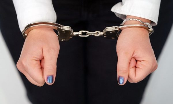 E kërkuar për dhunë në familje, 32-vjeçarja arrestohet në Prishtinë dhe dërgohet në burg