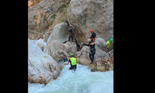 Operacion i kërkim-shpëtimit në lumin Mat, angazhohen edhe pjesëtarë nga Kosova