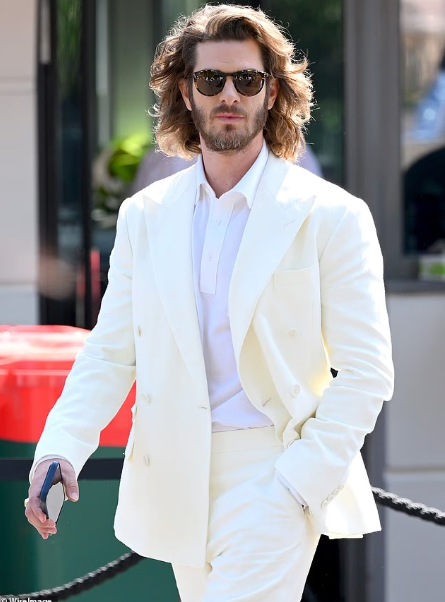 Andrew Garfield mezi njihet në Wimbledon