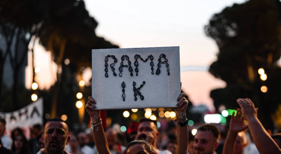 Përfundon protesta e 44-të, qytetarët: Nesër më shumë! Ju erdhi fundi!