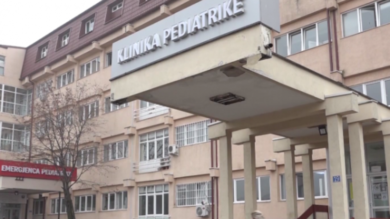 KOMF ngre alarmin: Probleme të shumta në Pediatri, nga mungesa e barnave te mbingarkesa e stafit