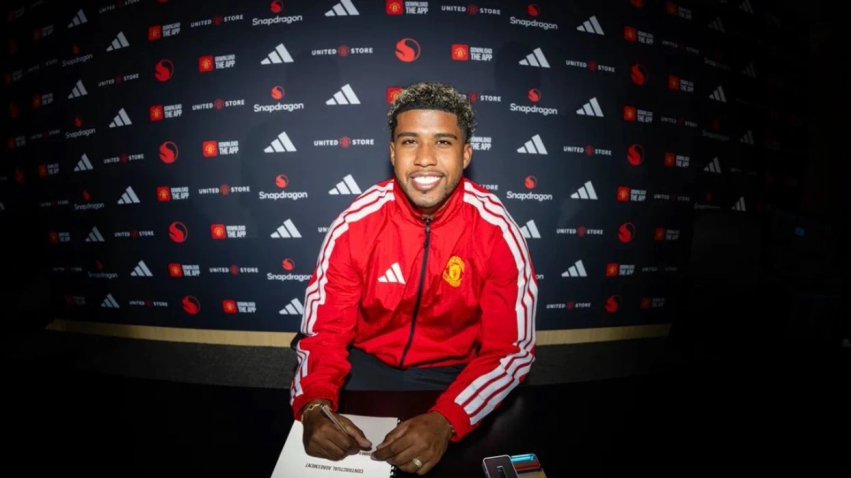 Zyrtare  Manchester United prezanton Andrey Santosin