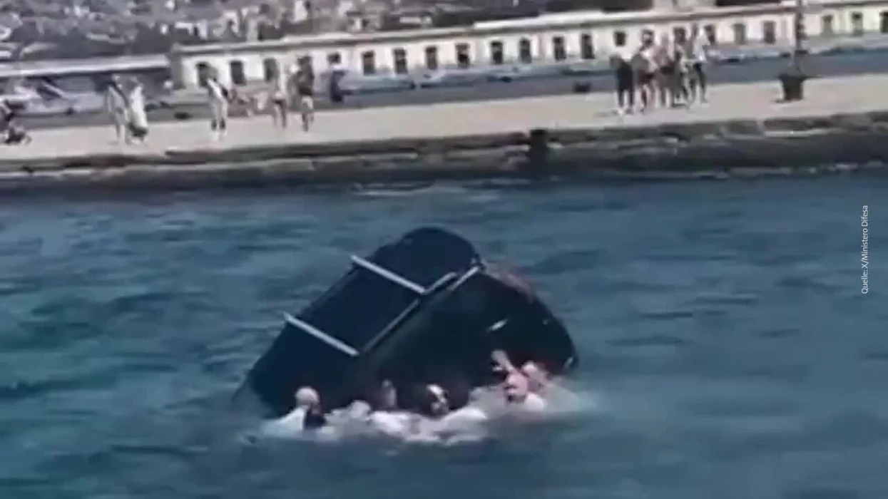 Kadetët e ushtrisë italiane shpëtojnë një shofer nga një makinë që po fundosej