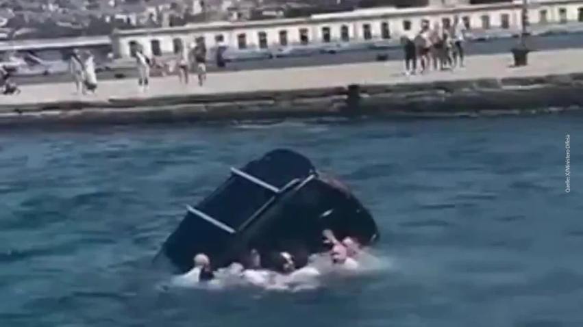 Kadetët e ushtrisë italiane shpëtojnë një shofer nga një makinë që po fundosej
