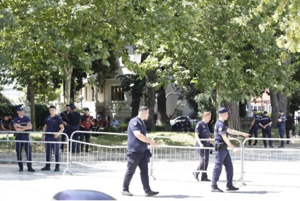 Kuvendi i Shqipërisë nën masa të rrepta sigurie, rrethohet me gardh metalik