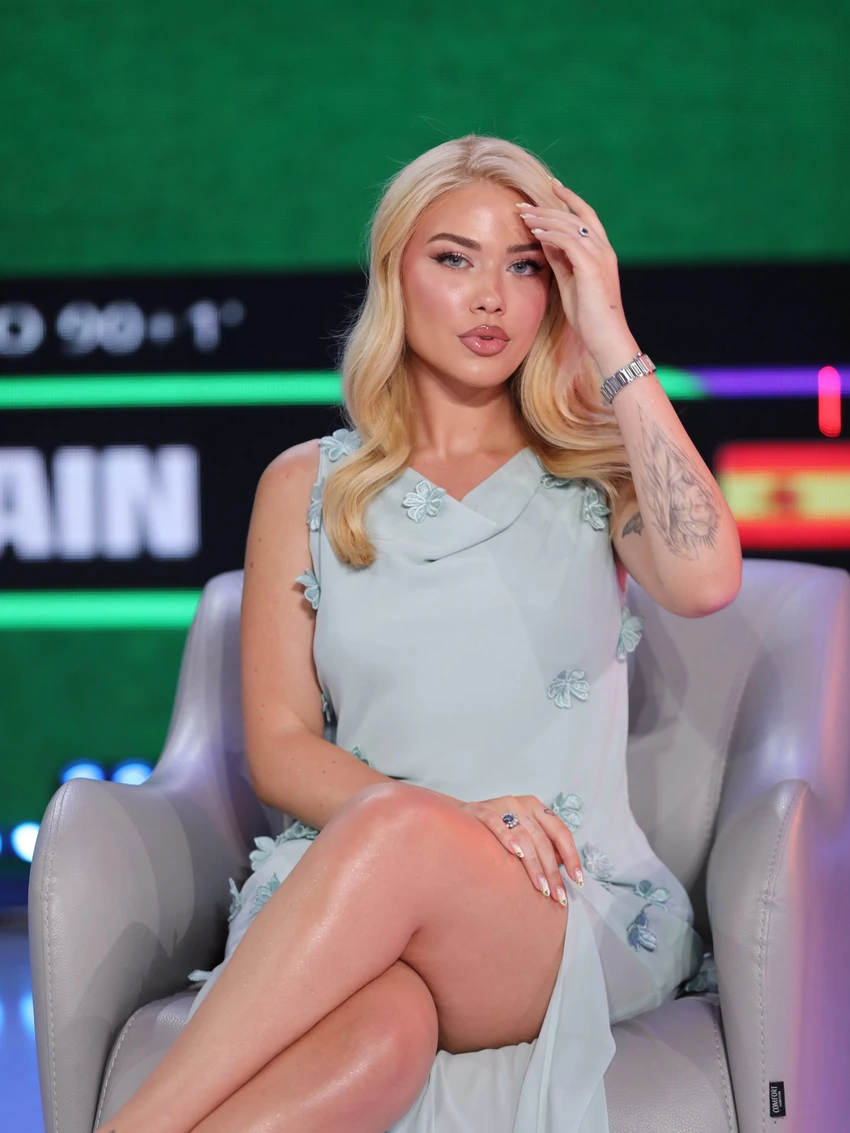 Keisi Medini mahnit me pamjen në një paraqitje televizive, shkëlqen me fustan ngjyrë qielli 2 Image