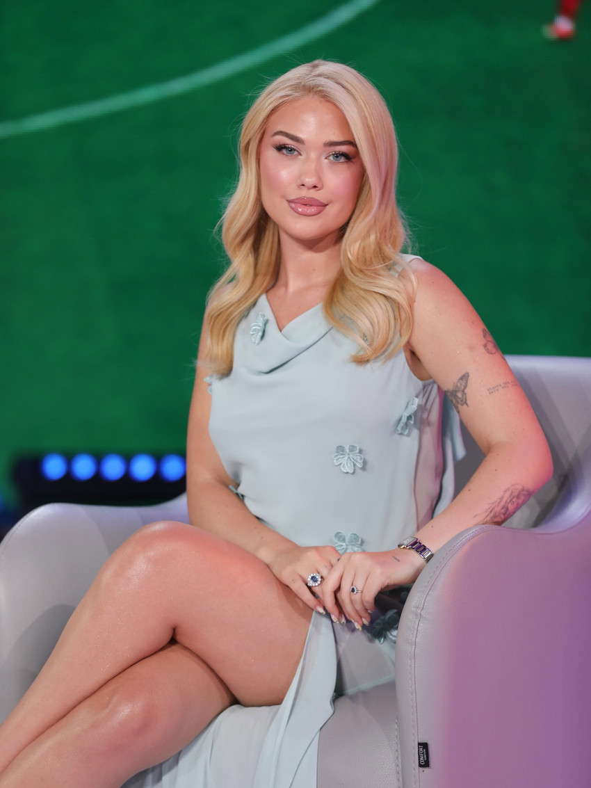 Keisi Medini mahnit me pamjen në një paraqitje televizive, shkëlqen me fustan ngjyrë qielli 4 Image